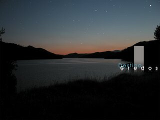 Una imagen de noche con un cielo oscuro y posiblemente un cuerpo de agua en la Sierra de Gredos.
