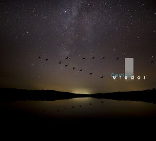 Una imagen nocturna con un cielo oscuro y posiblemente un cuerpo de agua en la Sierra de Gredos.