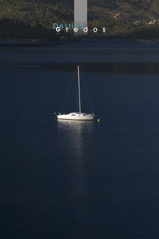 Un barco a vela en el agua en la Sierra de Gredos.