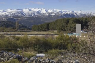 Un paisaje rural con un terreno montañoso y vegetación en la Sierra de Gredos.