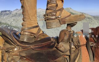 Un par de botas de cuero sobre un asiento de caballo en la Sierra de Gredos.