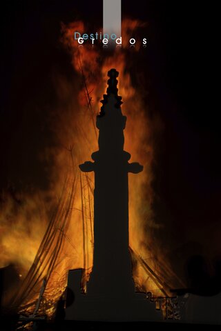 Una silueta de una torre de faro en un entorno oscuro, posiblemente costero en la Sierra de Gredos.