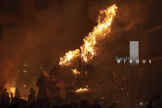Un grupo de personas está reunido alrededor de una hoguera durante un festival en la Sierra de Gredos.