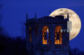 Una estructura de piedra antigua bajo un cielo nocturno. Se observa una torre o campanario en la Sierra de Gredos.