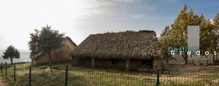 Una casa de campo de adobe en un entorno rural en la Sierra de Gredos.